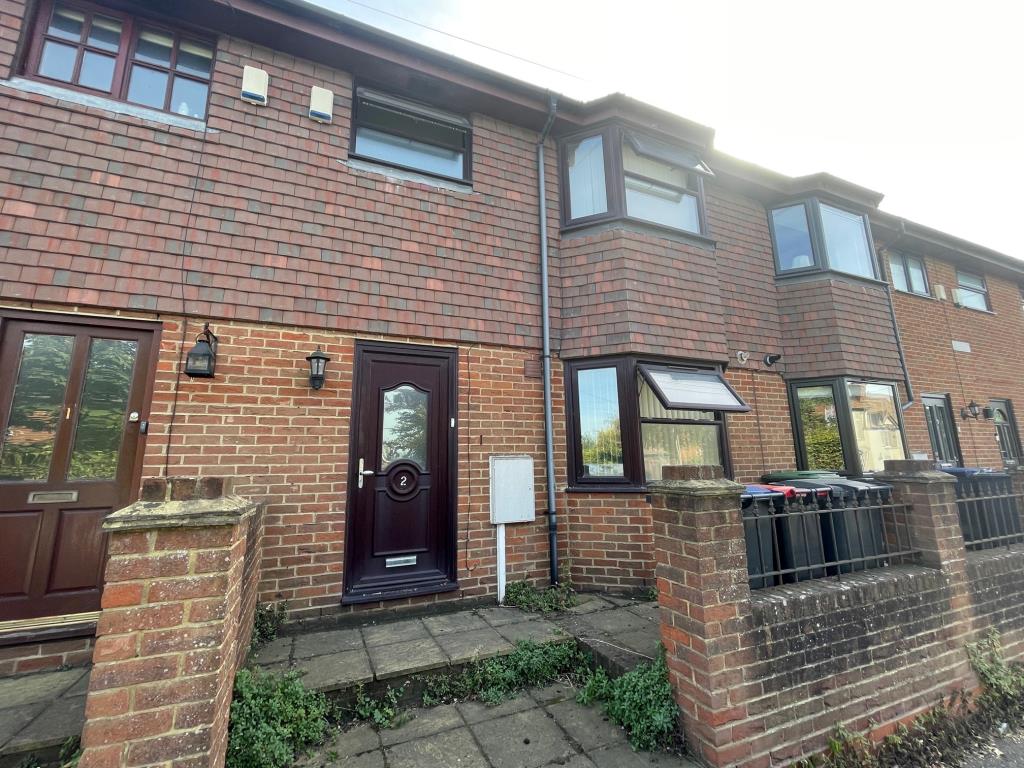 Lot: 10 - THREE-BEDROOM TERRACE HOUSE FOR IMPROVEMENT WITH GARAGE AND PARKING - Front of property